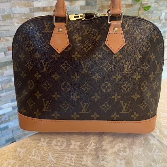 SOLD Louis Vuitton Alma handbag❤️ - Picture 2 of 8